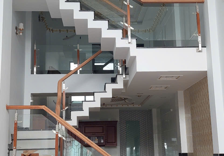 Kinh nghiệm chọn đơn vị thi công cầu thang kính uy tín, chuyên nghiệp