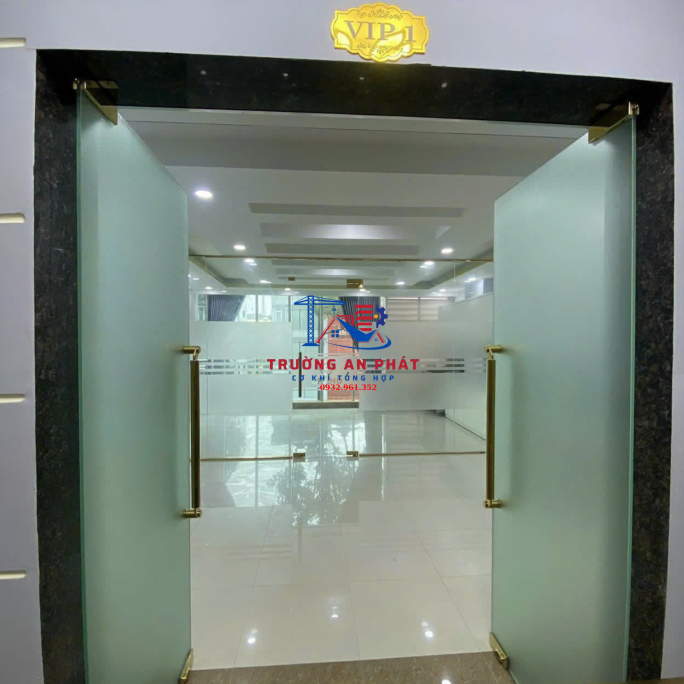 Thi công kính cường lực – Cửa kính bản lề sàn, tự động