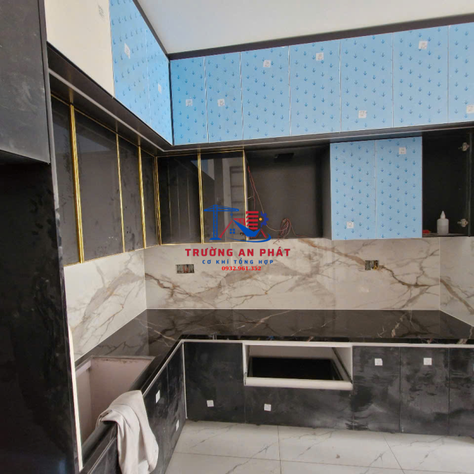 Tủ bếp ốp kính màu vân đá cho nhà phố Quận 9