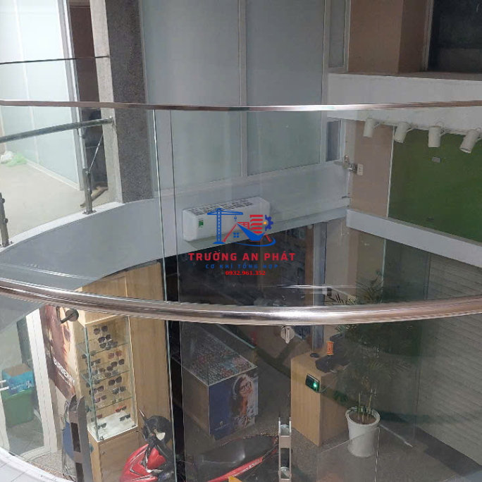 Lan can kính toà nhà văn phòng quận 9