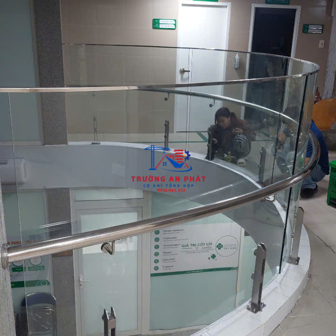 Lan can kính inox cho toà nhà Quận 9