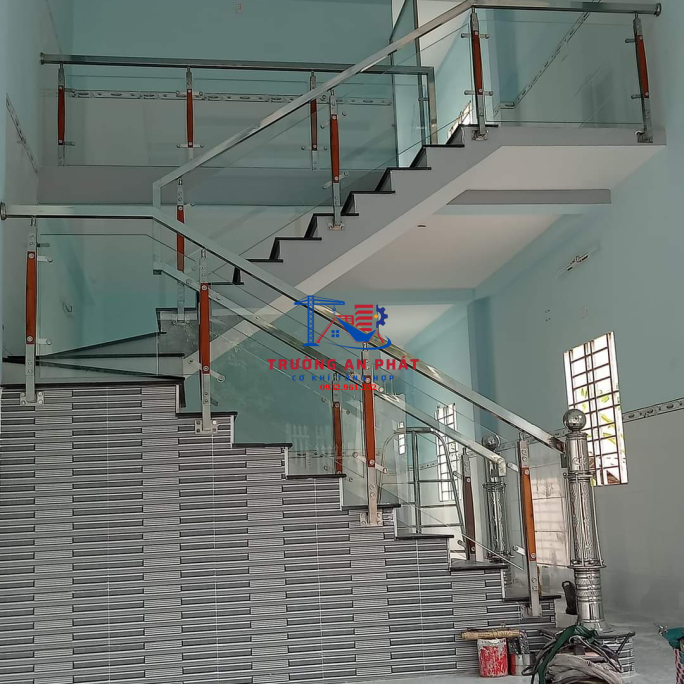 Cầu thang kính hiện đại cho nhà phố tại Thủ Đức 
