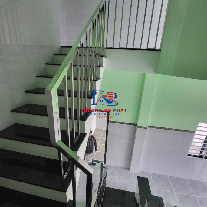 cầu thang kính tay vịn inox tại Bình Chánh