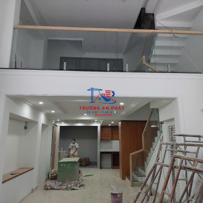 Lan can kính tầng lửng